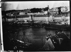 Black and white photograph of Arsenal de Brest shipyard with port and workshops in January 1910