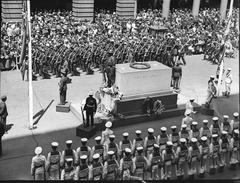 Armistice Day service at Cenotaph in Martin Place with attendees
