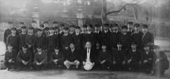 Commemorative photo of the first batch of students of Koa Industrial University (now Chiba Institute of Technology) with Kuniyoshi Obara
