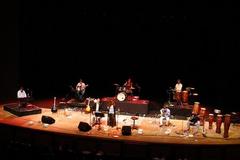 Laiki Kompania performing at Teatro Guaira in Curitiba, Brazil