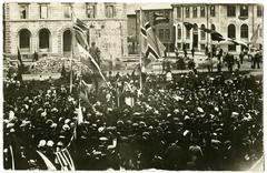 Bríet Bjarnhéðinsdóttir delivering a speech at Austurvöllur square in Reykjavík to celebrate women's suffrage on July 7th 1915