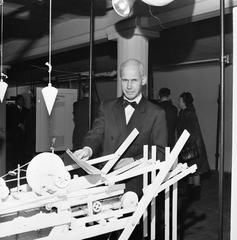 Olof Lagercrantz visiting DN's traveling exhibition 'En tidnings ansikte' at Upplandsmuseet in March 1965