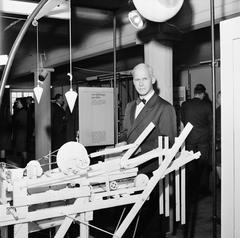 Olof Lagercrantz visiting DN's traveling exhibition 'En tidnings ansikte' at Upplandsmuseet in March 1965