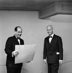 Olof Lagercrantz and Lennart Hirschfeldt visiting DN's exhibition at Upplandsmuseet in 1965