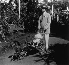 John Owen Dominis and John Aimoku Dominis outside Washington Place in Honolulu in 1913