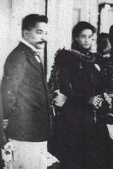 Queen Liliuokalani, Princess Kaiulani and Prince David Kawananakoa mourning at Washington Place after the last lowering of the Hawaiian flag