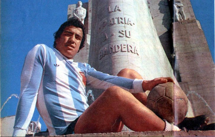 Américo Gallego standing near the National Flag Memorial in Rosario