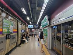 Jongno 3-ga Station platform of Line 1 in Seoul Metro