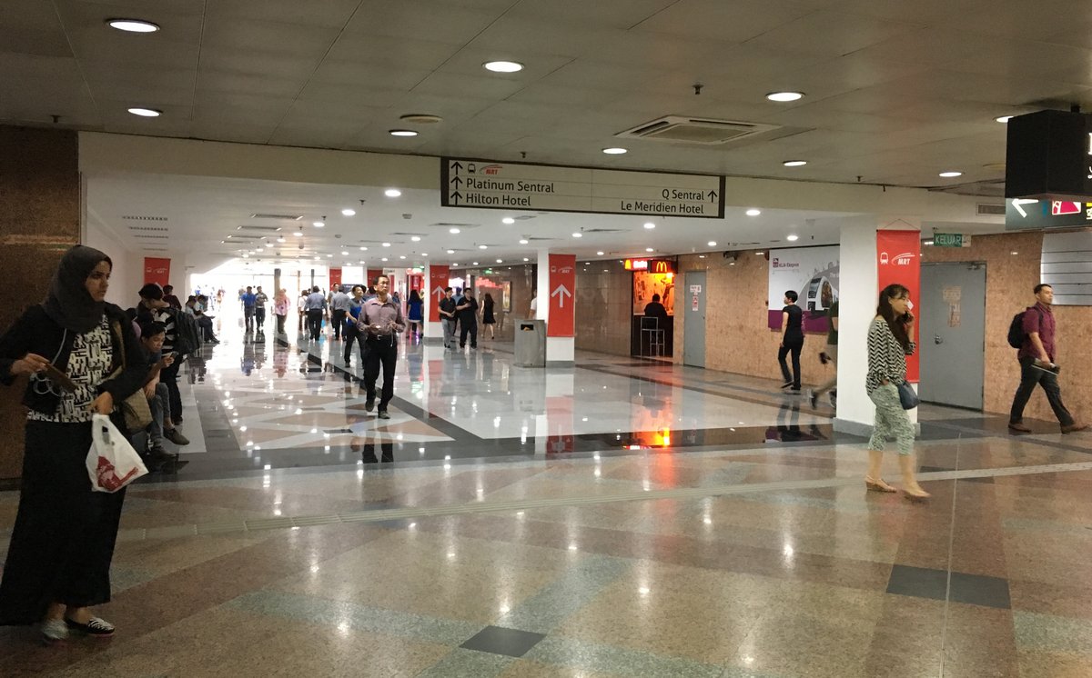 Widened corridor in KL Sentral station connecting transit concourse to KLIA Ekspres arrival hall