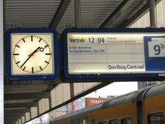Train delay at Leiden Centraal station causing passengers to experience a 90 minutes wait on a short trip