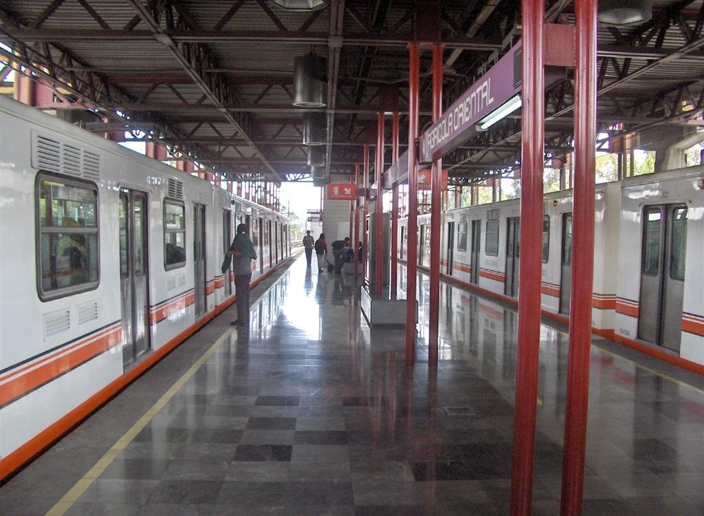 Interior view of Agrícola Oriental station on Line A
