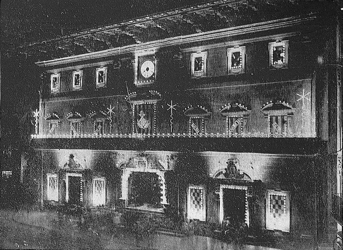 Night view of the illuminated Edifici de Cort during the Festes de les Murades