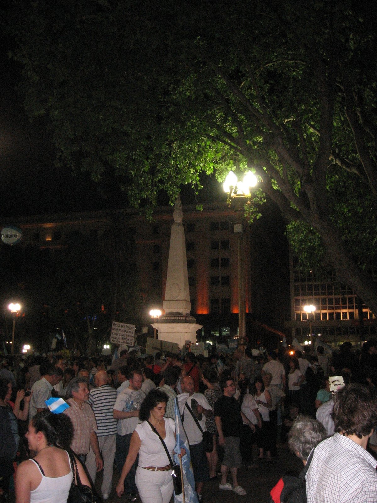 Manifestantes en la Pirámide de Mayo durante el 8N