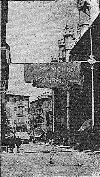 Arch named 'Mar y Tierra' on Palau Reial street during Festes de les Murades, August 1902