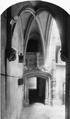 15th century inner courtyard covered by a quadripartite rib vault