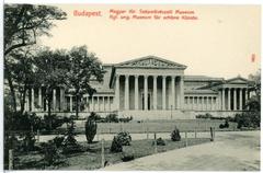 Historic black and white photograph of Museum of Fine Arts in Budapest in 1908