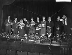 Farewell event of Familie Doorsnee in Concertgebouw's small hall, Amsterdam, featuring Liana Dorana, Kees Brusse, Hetty Blok, Cees Laseur, and Wim Ibo in 1958