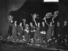 Black and white photograph of Farewell Familie Doorsnee radio cabaret cast in the Concertgebouw Amsterdam in 1958