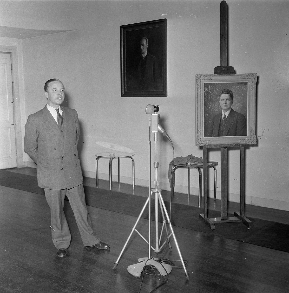Black and white photo of the presentation of a portrait of Evert Cornelis at the Concertgebouw in Amsterdam