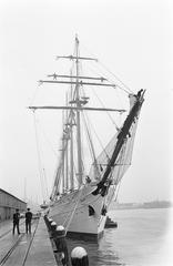 Black and white photo of Chilean naval training ship Esmeralda docked at Stenen Hoofd in Amsterdam on April 23, 1968