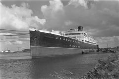 Black and white image of the ship Caledonia docked at the Hornhaven in the Western Harbour area of Amsterdam in 1966