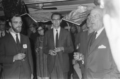 Black and white photo of the 5th Congress of the Social Interacademic on the student ship Caledonia, featuring wethouder Koets in conversation with chairman Winters and vice-chairman Pieter, Amsterdam 1969