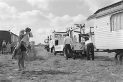 Police towing caravans away from Stenen Hoofd in Amsterdam on June 30, 1989