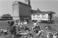 Black and white photo of residential wagons at Stenen Hoofd in Amsterdam
