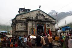 Kedarnath Temple in Uttarakhand surrounded by Himalayan mountains