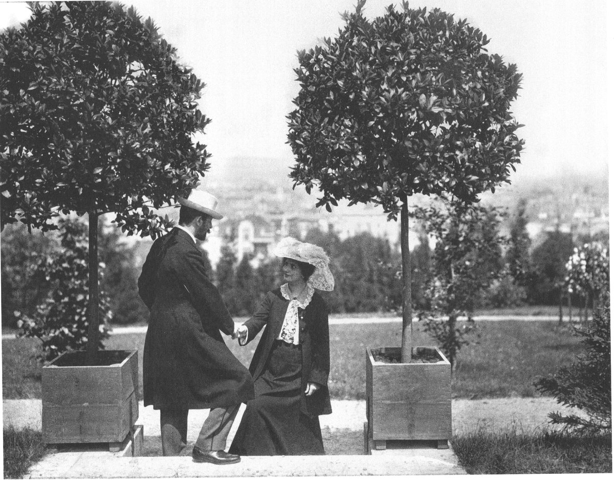 Richard Dehmel with his wife Ida in the garden of the Nietzsche Archive, 1904