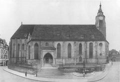 North facade of the Stiftskirche in Tübingen with the wooden market and the church's retaining wall