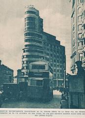 Segundo tramo de la Gran Vía con el Edificio Carrión y un autobús de dos pisos en 1933