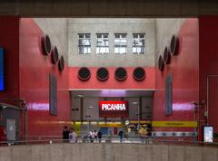 São Paulo Metro station platforms with passengers and trains