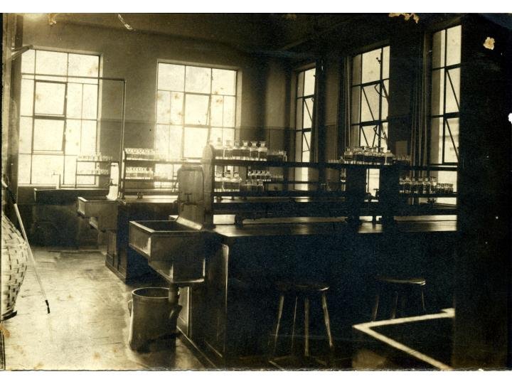 Chemistry teaching laboratory in the Faculty of Medicine building with various lab equipment and students