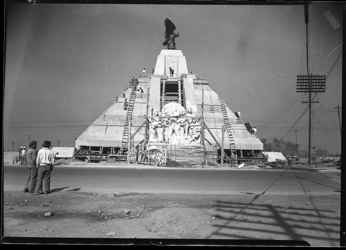 Historic photograph of Mexico City featuring Monumento Conmemorativo a la Fundación de México