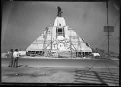 Historic photograph of Mexico City featuring Monumento Conmemorativo a la Fundación de México