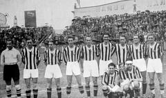 1932-33 F.B.C. Juventus football team lineup at Campo Juventus, Turin