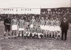 1931-32 Juventus football team lineup posing at Campo Juventus in Turin