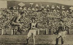 Historic football match between Juventus and Slavia Prague in 1932 featuring players Plánička, Černický, and Vecchina