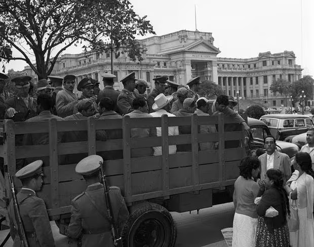 First groups of prisoners from Lima's panopticon being transferred in 1961 amid tearful family farewells