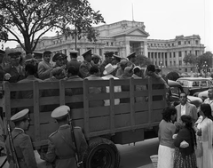 First groups of prisoners from Lima's panopticon being transferred in 1961 amid tearful family farewells
