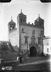 View of La Puerta del Cambrón in Toledo with a man beside it and a woman in the foreground