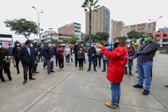 Minister of Production Rocío Barrios visiting commercial galleries in Gamarra and Polvos Azules talking with merchants inspecting biosecurity measures