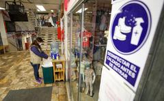 Minister Rocío Barrios visiting commercial galleries in Gamarra and Polvos Azules to discuss biosecurity measures with merchants