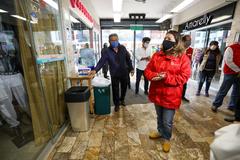Minister of Production Rocío Barrios visiting commercial galleries of Gamarra and Polvos Azules talking with merchants about biosecurity measures
