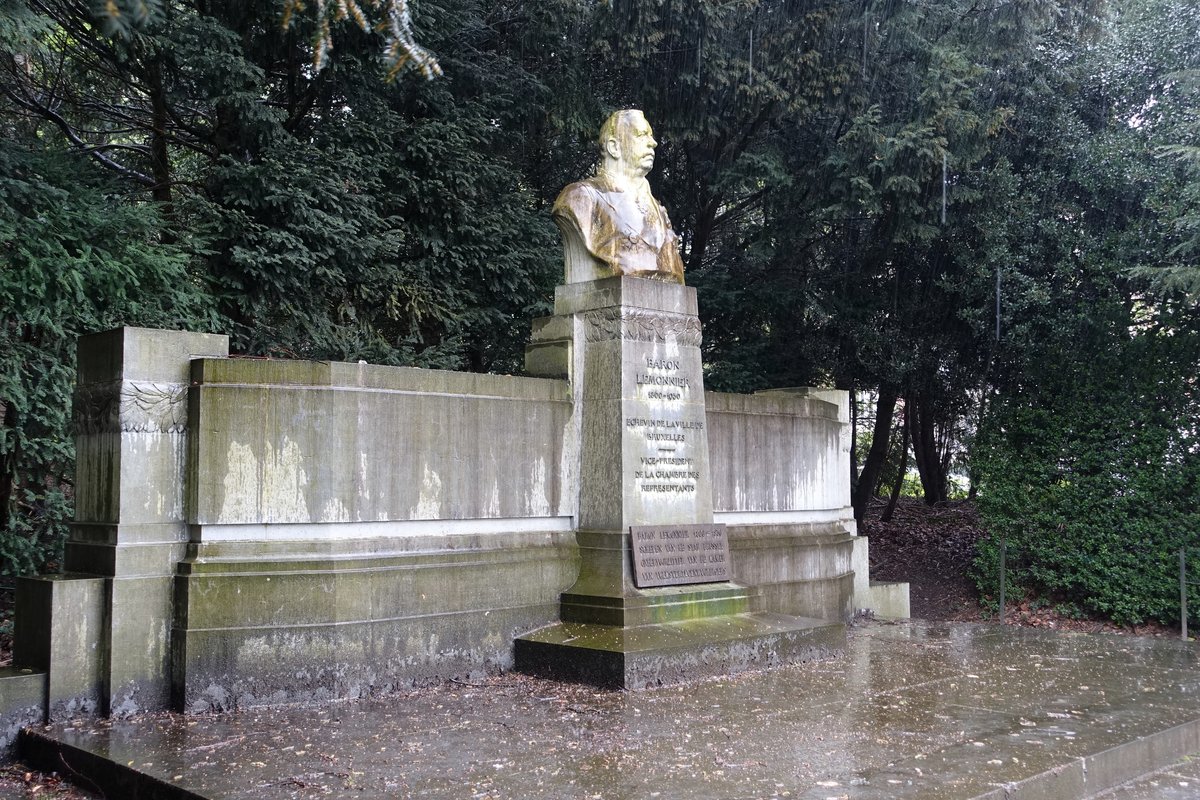 Baron Lemonnier bronze statue in Brussels by Frans Huygelen after Thomas Vinçotte