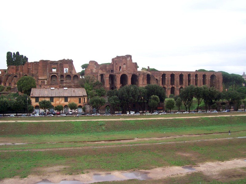 Panoramic view of Palatine Hill in Rome with ancient ruins and lush greenery under a clear blue sky