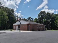 Angled view of United States Post Office building in Lyndhurst, Virginia