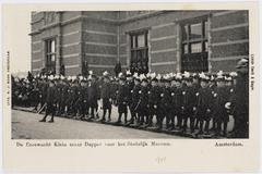 Erewacht voor Koningin Wilhelmina en Prins Hendrik bij Stedelijk Museum tijdens huwelijksbezoek 1901