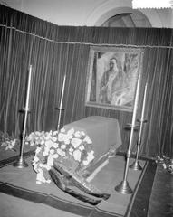 Black and white photograph of the Chapelle Ardente of artist Jan Sluyters at the Stedelijk Museum in Amsterdam, dated 11 May 1957